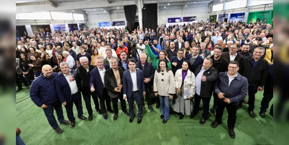 Aproveitando a vinda dos parlamentares ao município, o prefeito Reinaldo Cardoso agradeceu o apoio da Assembleia Legislativa e entregou formalmente duas demandas prioritárias para a região