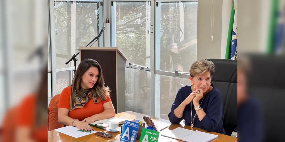 A presidente da AMCG e prefeita de Imbaú, Dayane Sovinski, ao lado da prefeita de Ponta Grossa, Elizabeth Schmidt
