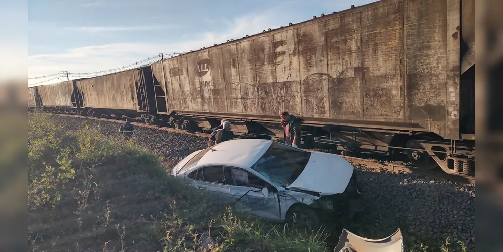 O condutor do carro acabou sofrendo um mal súbito após a batida, desmaiando no local