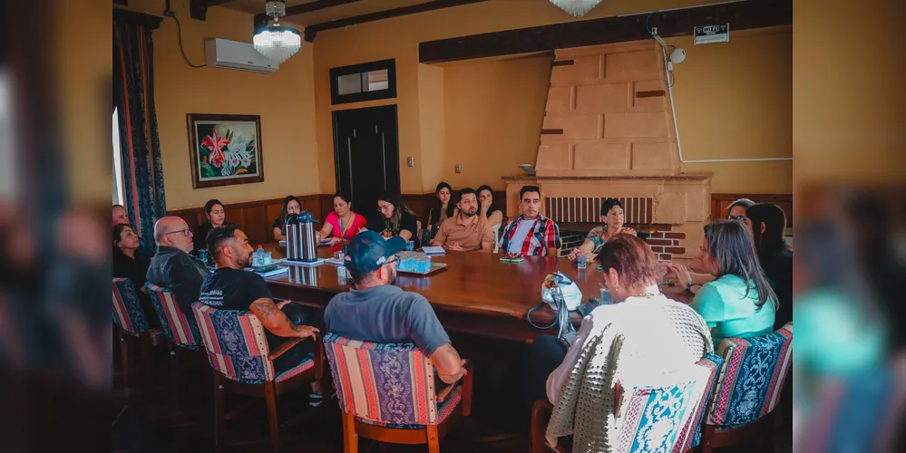 O encontro contou com a presença de vereadores, secretários municipais, representantes do CAPS, do CREAS, do setor jurídico da Prefeitura e da Polícia Militar