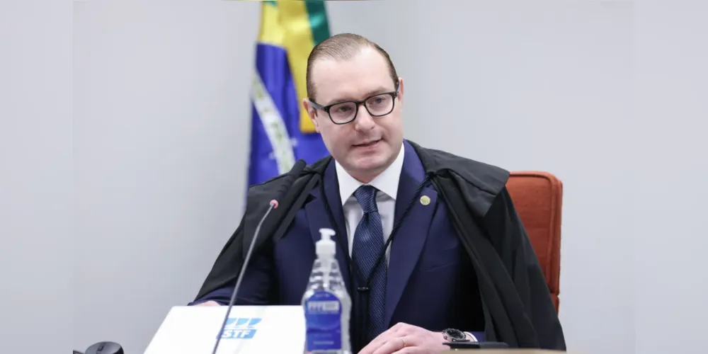 Ministro Cristiano Zanin aprovou inclusão de sessões extras para julgamento do ex-presidente Jair Bolsonaro.