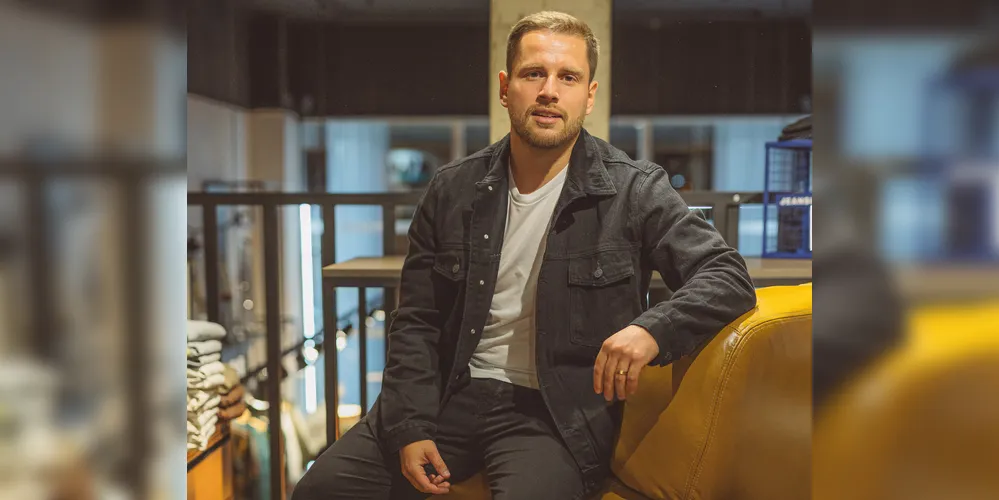 O consultor financeiro Marco Zanin brinda, na próxima sexta-feira (5), mais um ano de vida. Rodeado pelo carinho de familiares, amigos e clientes, comemora um novo ciclo de conquistas e aprendizados. Da Coluna RC, nossos votos de felicidades, sucesso e prosperidade.