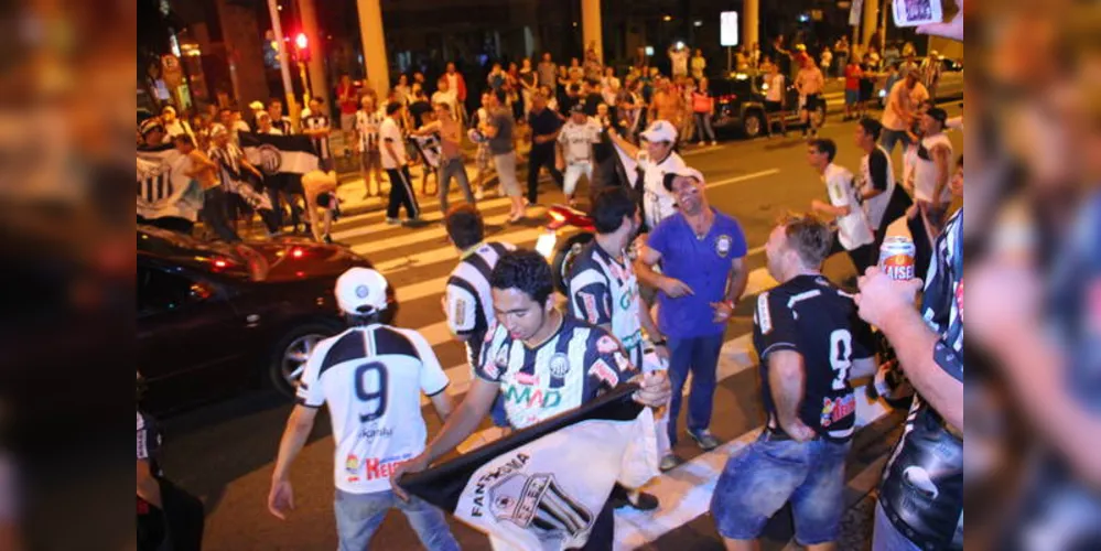 Imagem ilustrativa da imagem Veja imagens da festa da torcida do Operário na Vicente Machado