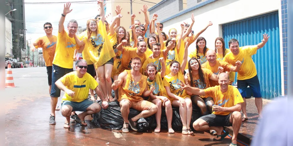 Imagem ilustrativa da imagem Calouros fazem a festa nas ruas de Ponta Grossa